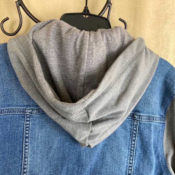 Torrid Trucker Jean Jacket with Fleece Sleeves Medium Wash, size 1X (14/… - Picture 13 of 14